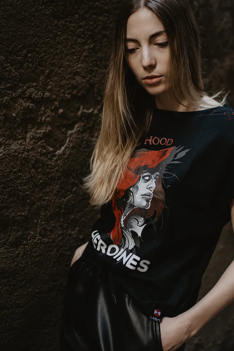 CAMISETA HOOD HEROINES Negra