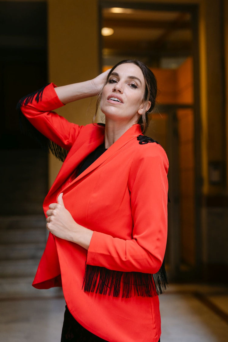 Mujer con blazer Hicute estilo diferente, tendencia invierno 2025