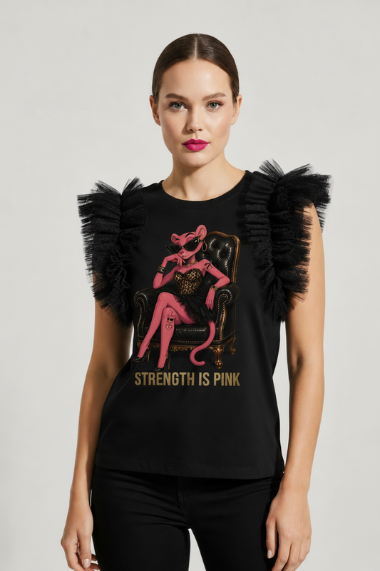 Camiseta negra de mujer con mangas de tul plisado y estampado de la Pantera Rosa sentada en un trono con la frase Strength is Pink.