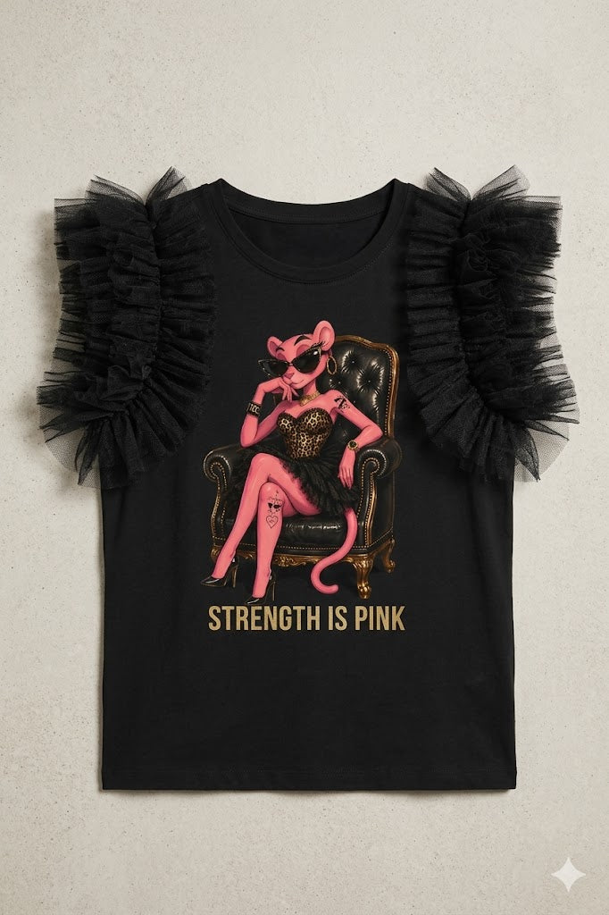 Camiseta negra de mujer con mangas de tul plisado y estampado de la Pantera Rosa sentada en un trono con la frase Strength is Pink.