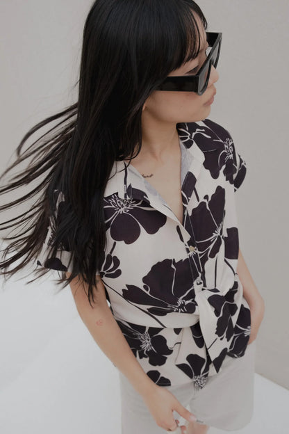 Camisa fluida de manga corta con estampado floral macro en blanco y negro y nudo frontal, HiCute edición limitada